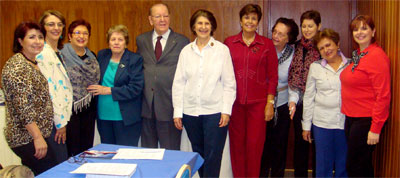 Eduardo de Barros Pimentel e sua esposa Maria Thereza com representantes das Entidades de Senhoras de Rotarianos